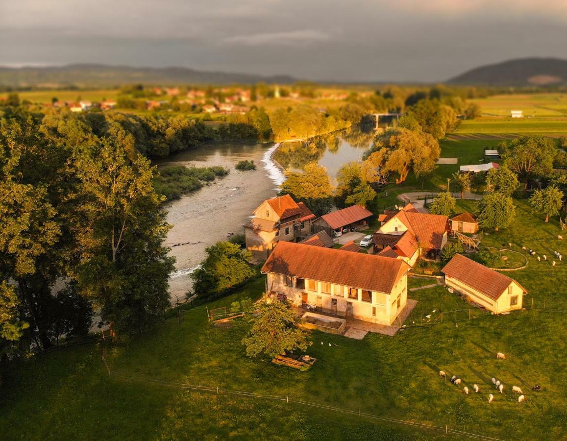 Fortun Estate - Apartmaji Ob Reki Kolpi Метліка Екстер'єр фото